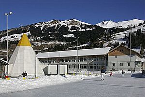 Picswiss BE-96-09 Schulhaus in Lenk mit Eisbahn resp Tennisplatz