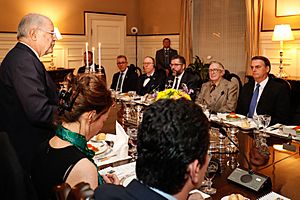 Sérgio Amaral falando em jantar com Jair Bolsonaro e outras autoridades em Washington, D.C. em 2019