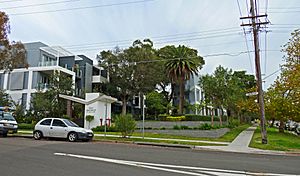Shire Apartments, 55 Auburn Street, Sutherland, New South Wales (2011-04-22) 02