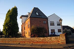 Spring Grove Oast, Brambling, Harville Road, Wye, Kent - geograph.org.uk - 1076218