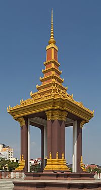 2016 Phnom Penh, Pomnik z posągiem Króla Ojca Norodoma Sihanouka (06)