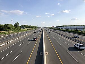 2021-05-23 17 54 52 View south along Interstate 95 (New Jersey Turnpike) from the overpass for Middlesex County Route 615 (Cranbury Station Road) in Cranbury Township, Middlesex County, New Jersey