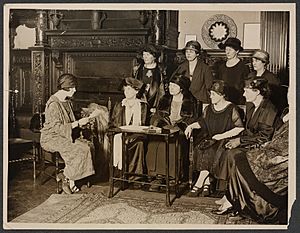 Alice Paul conferring with English members 159031v