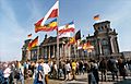 Bundesarchiv Bild 183-1990-1003-417, Berlin, Flaggen vor dem Reichstag