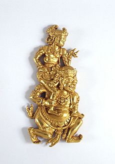 COLLECTIE TROPENMUSEUM Gouden reliëf met de voorstelling van Sutasoma gedragen door Kalmasapada TMnr 2960-319