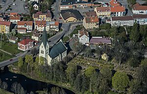 Högsby kyrka från luften.jpg