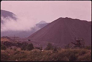 LARGE PILE OF NEW TAILINGS FROM THE WORLD'S LARGEST TITANIUM (ILMENITE) MINE OWNED BY NL INDUSTRIES AT TAHAWUS, IN... - NARA - 554628
