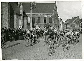 Rik Van Steenbergen spurt naar de eindmeet, Dwars Door België 1945, Waregem (collectie KOERS. Museum van de Wielersport)