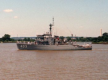 USS Engage (MSO-433) underway in 1983