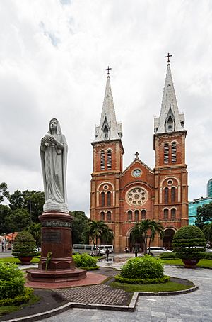 Basílica de Nuestra Señora, Ciudad Ho Chi Minh, Vietnam, 2013-08-14, DD 07