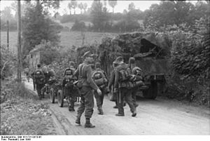 Bundesarchiv Bild 101I-721-0373-05, Frankreich, Soldaten auf dem Marsch