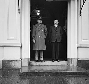 Generaal Eisenhower bij Dr. Drees en Minister s Jacob, Bestanddeelnr 904-3916