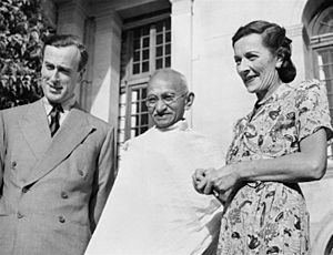 Mountbattens with Gandhi (IND 5298)