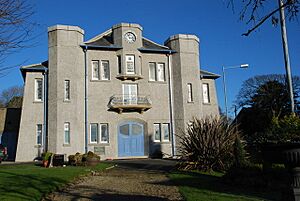 Neuadd Goffa Cricieth ar ei newydd wedd - Criccieth Memorial Hall newly refurbished - geograph.org.uk - 1090849
