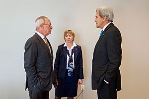Secretary Kerry Speaks With MIT President and Vice President Drs. Reif and Zuber Before Discussing Climate Change at the University in Cambridge, Massachusetts (32212106825)