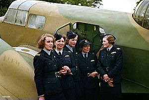 1942 UK gov pic of ATA pilots Lettice Curtis et al