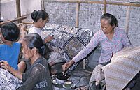 COLLECTIE TROPENMUSEUM Batiksters aan het werk TMnr 20017682
