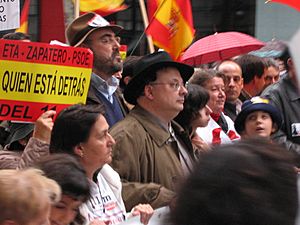 Cesar Vidal en la manifestacion convocada por la AVT el 25 noviembre de 2006 contra cualquier negociacion con ETA
