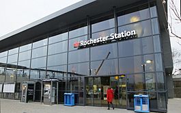 December 2015 Rochester railway station 9499.JPG
