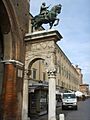 Ferrara, arco municipio (leon battista alberti), statua a Niccolò III d'este