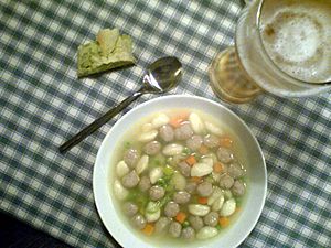 Flickr - cyclonebill - Oksekødsuppe med kød- og melboller med rucolabrød og hvedeøl