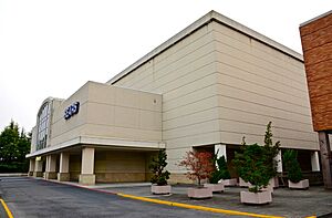 Lloyd Center Sears store from NE in 2017