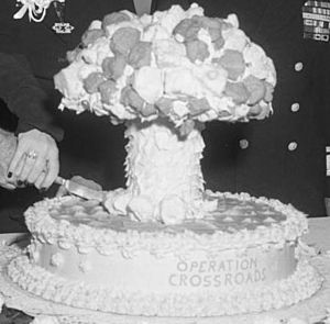 "Operation Crossroads" atomic bomb mushroom cloud cake on 7 November 1946 (cropped)