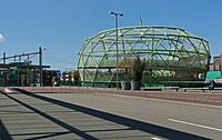 Alpen aan den Rijn, fietsenstalling bij het station foto4 2016-05-01 13.51