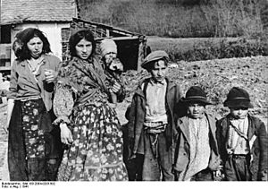 Bundesarchiv Bild 183-2004-0203-502, Bei Agram, kroatische Sinti und Roma-Frauen und Kinder