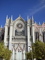 Detalle de la fachada lateral del Templo Expiatorio de León, Gto., México 1