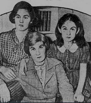 Esther Josephine (née Frank) Gelders and daughters
