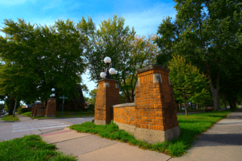 Kensington Boulevard Entrance Structures & Street Sign.png