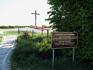 Ovillers-la-Boisselle trou de mine (panneau entrée et croix) 1