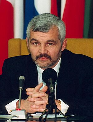 Premier Jan Krzysztof Bielecki 1991 (cropped2).jpg