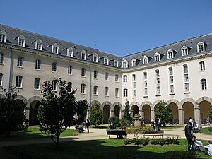 Rennes - Université Rennes 1 - cloitre faculté d'économie