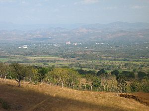 Vista desde el valle de la ciudad de San Miguel.jpg