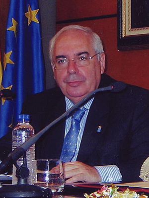 (Álvarez Areces) Fernández de la Vega firma un convenio de colaboración con la Fundación Príncipe de Asturias. Pool Moncloa. 28 de mayo de 2005 (cropped).jpeg