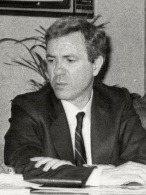 (Barrionuevo) Alfonso Guerra comparece en rueda de prensa junto a otros miembros del Gobierno para informar de los resultados del referendúm de la OTAN. Pool Moncloa. 12 de marzo de 1986 (cropped).jpeg