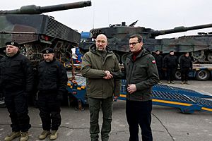 Денис Шмигаль та Матеуш Моравецький зустріли в Україні перші танки Leopard 2, надані Польщею 01