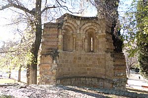 11 Madrid El Retiro ruinas ermita romanica lou