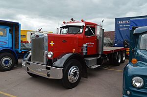 1954 Peterbilt 351 flatbed truck (18971058239)