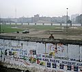 Berliner Mauer, ostdeutscher Grenzer beobachtet Räumung des Kubat-Dreieck
