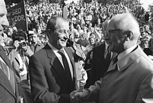 Bundesarchiv Bild 183-1987-1003-024, Dresden, X. DDR-Kunstausstellung, Sitte, Honecker