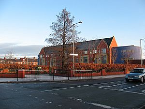 Endeavour School, Hull - front (geograph 2232918)