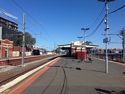 Essendon Station platforms 2 and 3.jpg