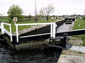 Kings Road Lock on the Aire and Calder Navigation - geograph.org.uk - 395329.jpg