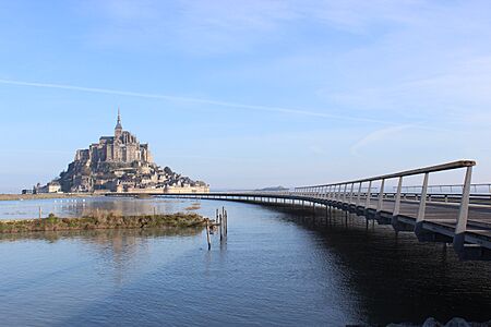 Mont St Michel + Jetée par Marée haute