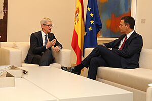 Pedro Sánchez y Tim Cook en Palacio de La Moncloa 2018 (2)