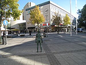 Pojken, brons, av Lars Nilsson, Riddarplatsen, Jakobsberg, 2013d.jpg