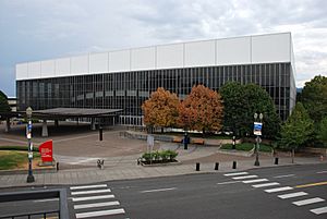 Portland Memorial Coliseum wide view from east parking garage (2013)